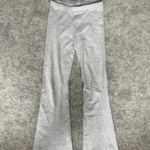 Bootcut leggings ❤️ - Säljer nu mina gråa utsvängda leggings då de blivit försmå. Dem är i storlek 150 och har bara används 1 gång ❤️ priset kan diskuteras då jag gärna bara vill bli av med dem. Använd gärna ”köp nu” men det går också bra att mötas upp ❤️