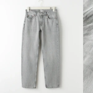 Low straight petite jeans - Jeans från Gina, helt nya bara klippt av etiketten. Färgen är grå och de är i storlek 32 (petite). Pris kan diskuteras, skriv privat. 