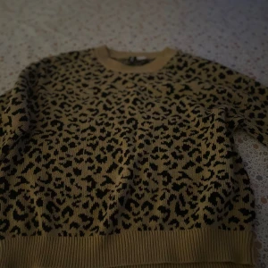 Leopard tröja - Aldrig använd  Storlek s men passar även xs 