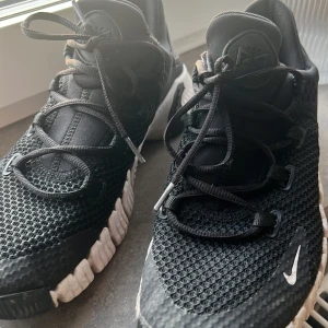 Nike Metcon skor - Fina Nike Metcon skor som passar både herr och kvinnor. Storlek 43. Ord pris 1699kr. Nu för 500kr.