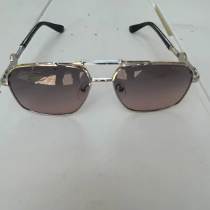 Hej! Jag säljer mina Versace glasögon som är perfekta för sommaren  - Versace glasögon i bra skick
