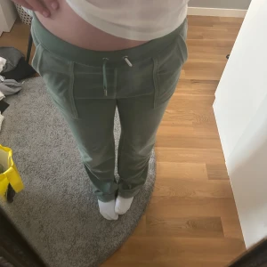 Juicy Couture byxa i Chinois Green - Säljer mina Juicy byxor i storlek S som jag aldrig använder längre. Jag är 168 och de är lite för långa för mig. Byxorna är i mycket fint skick.