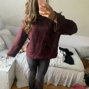 Stickad tröja - Jättemysig stickad vinröd/ brun stickad tröja från Gina tricot. Köpt i vintras men använd enstaka gång. Just denna färg finns inte längre. Köpt för 399kr säljs för 220 plus frakt.