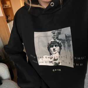 Summerburst 2019 x Nakd hoodie  - Hoodie med asssnyggt tryck! Väldigt lång i modellen men går såklart att stoppa in i byxorna om man föredrar det 💕 Från damavdelningen men kan definitivt användas av alla! Storlek S men sitter så snggt oversize på mig som är xxs/xs 💌
