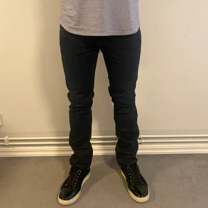 G-star - Hej. Säljer nu dessa super snygga g-drar jeans. Modellen är 188cm och väger 80kg. 