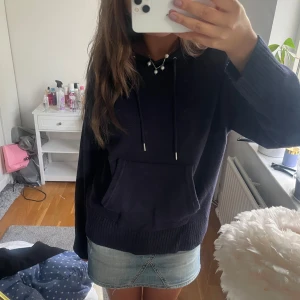 Stickad hoodie  - Säljer denhär jättefina stickade hoodie från zara då ja inte använder den längre❤️ den har dock en liten difekt vid luvan kan skicka bild vid intresse❤️