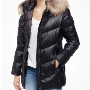 Hollies vinterjacka - Säljer denna super fina jackan från hollies! Jackan har lappen kvar och är helt oanvänd. Köpt för 5000kr, säljer nu för 1500kr. Kom privat för bilder, pris kan diskuteras🤍🫶🏽