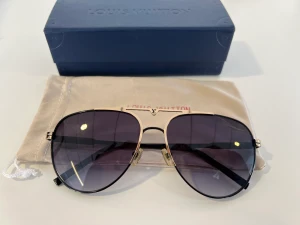 Louis Vuitton solglasögon  - Kommer med original box. Super fina och väldigt sparsamt använda. Slutsålda hos LV. 