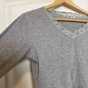 Grå långärmad tröja  - Har köpt den second hand men har knappt använt och är i bra skick. Märket är ze-ze och är i storlek L men passar mig som är i storlek xs/s 
