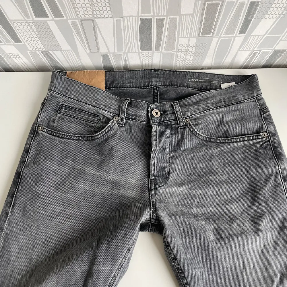 Tjena, säljer mina Dondup Jeans i den trendiga modellen George. Jeansen är knappt använda, cond 8,5/10. Nypris: 3200kr, hör av er vid minsta intresse//Vilmer. Jeans & Byxor.