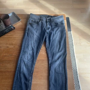 Tiger of Sweden  - Tiger of Sweden byxor riktigt feta jeans slim fit w31/l32 säljer för dom är för små kan diskutera pris 
