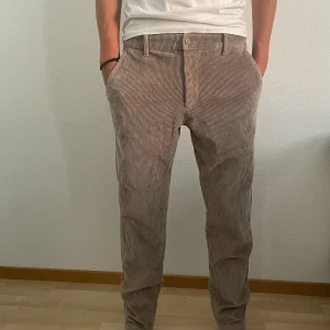 Jack & Jones manchester (chinos)  - Manchester byxor (chinos) W32 L32 Aldrig använda eller tvättade i mycket fint skick!  Hör av vid minsta fundering eller fråga!