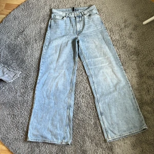 Jeans  - Jeans från H&M i strl 38.  Vida ben.  Använda men bra skick 