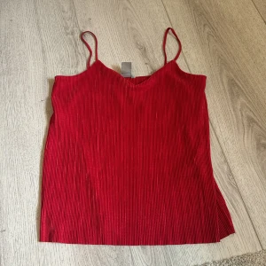 Linne  - Rött linne som är använt 1 gång , Stoelek XS men passar även S 