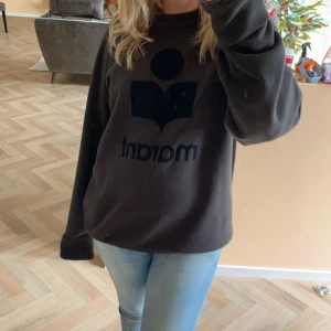 Isabell marant tröja - Säljer min bruna isabell marant tröja då jag ej får den till användning, nästan aldrig använd, kan tänka mig gå ner lite i pris vid snabbt köp