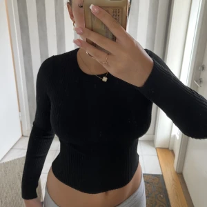 Ribbad tröja - Säljer denna basic snygga tröjan från pull & bear💞 