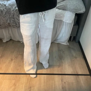 Vita linnebyxor - Ett par vita linnebyxor från Chelsea. Storlek XXS men passar mig som vanligtvis har XS.