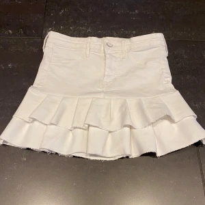 Jeanskjol med volang - Volangjeanskjol som jag har sytt själv ifrån ett par jeans 🩷 Midjemåttet rakt över är 35cm men de är ganska stretchiga 🥰 Storlek W25 som ungefär är XS 🫶 Skriv om ni har frågor 🩷