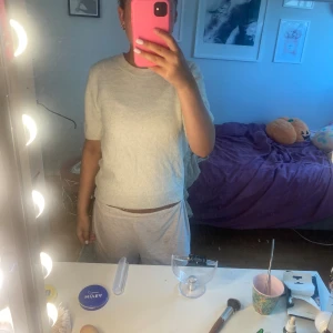 Jätte fin stickad t-shirt  - Säljer min stickade t-shirt för att den kommer inte till användning längre!❣️den är även lite nopprig som man kan se på bilderna ❤️