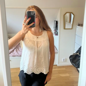 Vitt linne - Jättegulligt linne som jag säljer då det inte kommer till användning. Priset går att diskuteras vid snabb affär.💗 Står att det är storlek 40 men det passar fint på mig som har S/M.