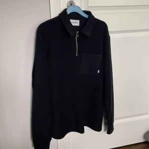 Woodbird Halfzip  - Säljer nu denna halfzipen från Woodbird | Superfint skick, köptes för ca 1000kr (kvitto finns) och den är i strl S | Skriv vid funderingar 🤙