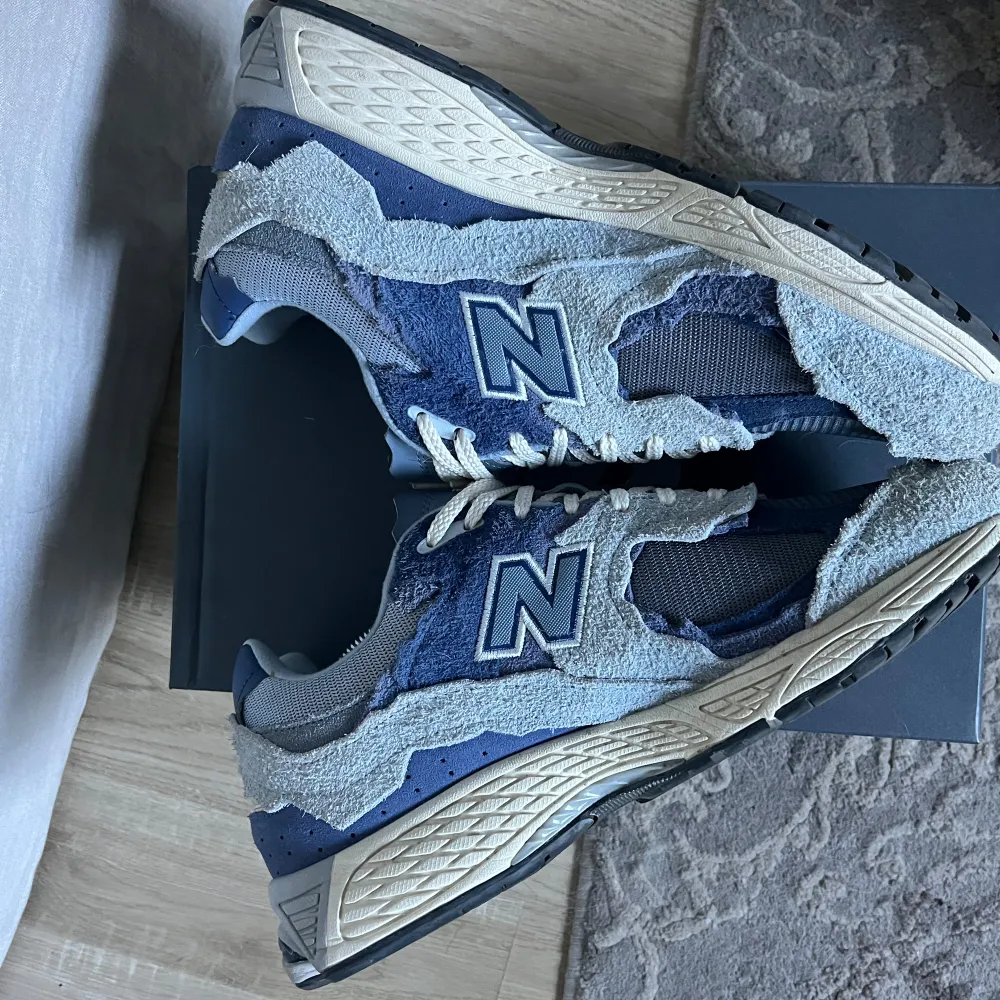 Säljer ett par New Balance 2002R Protection Pack Light Arctic Grey/Purple. Skorna är i mycket bra skick och kommer med originalkartong, samt kvitto och stockx tag. Storlek 44,5. Skor.