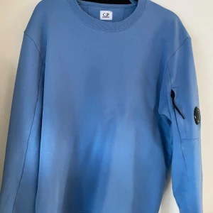 Cp Company - Tjena, säljer nu min cp company sweatshirt, köpt för drygt 2 månader sedan och är i nyskick! Hör av er vid mer frågor 