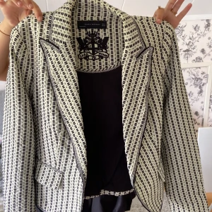 Jättefin vit o svart kavaj i ny skick  - Sann till sin storlek  Parfekt till hösten  