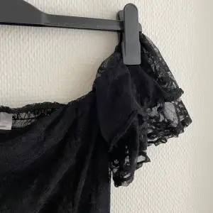 svart offshoulder klänning med spets. superfin. endast använd en gång!💓