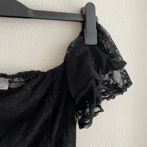 svart offshoulder klänning  - svart offshoulder klänning med spets. superfin. endast använd en gång!💓