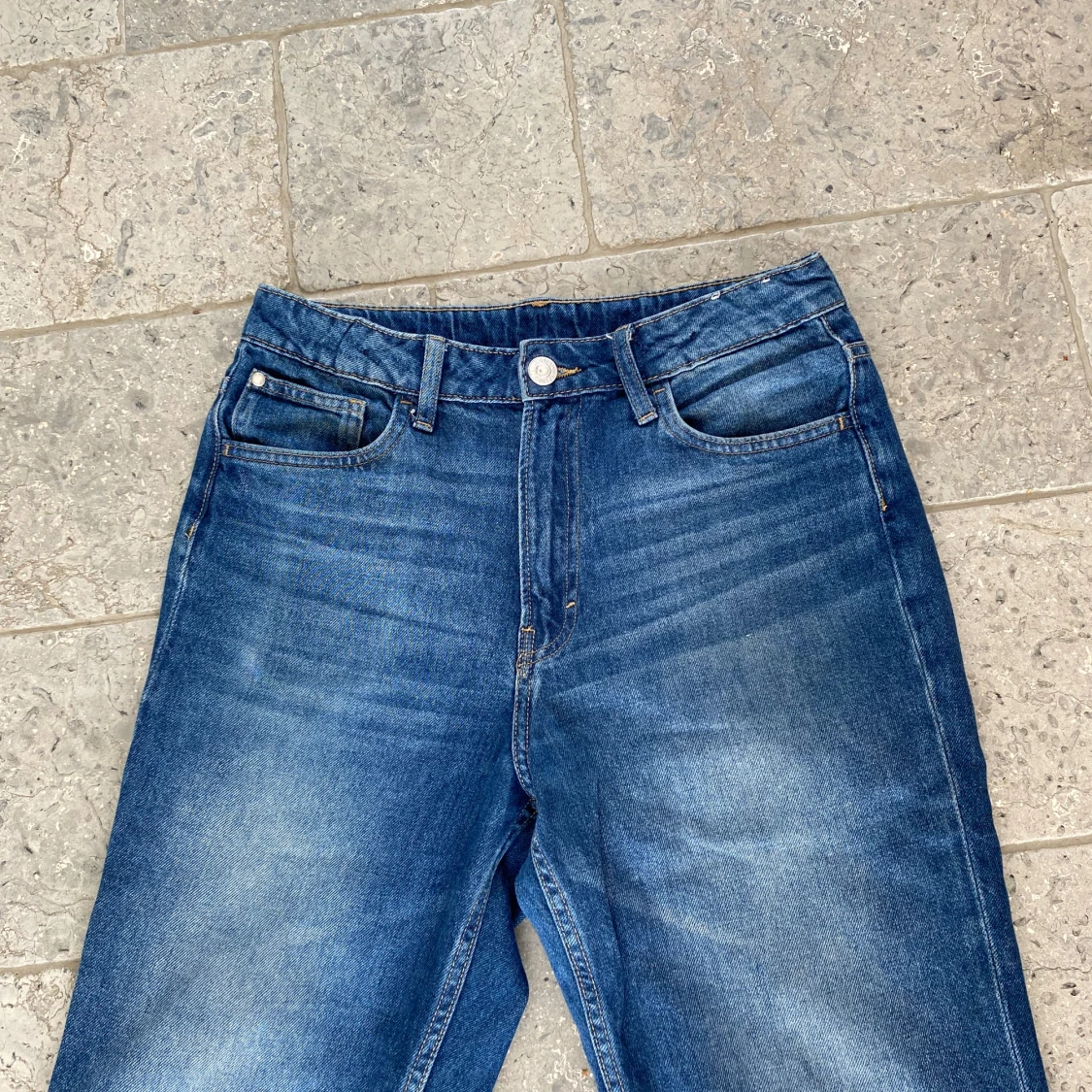 Snygga jeans med sköna slitningar ! - 90