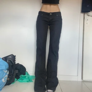 Only jeans svarta - Jättefina lågmidjade svarta jeans från Only i storlek W27 L34.  Innerbenslängd: 85 cm. Midjemått mätt rakt över: ca 41 cm.