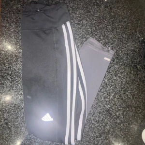 Adidas tights  - Adidas träningstights i använt skick 