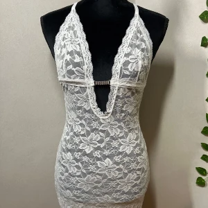 Snygg spetsnattlinne - Jättesnygg vit spetsnatlinne från Obsessive strl S, i väldigt bra skick.