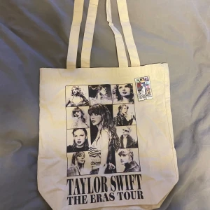 Taylor swift tote bag - Från eras tour vip package pris går att diskutera. Aldrig använd 