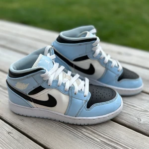 NIKE AIR JORDAN 1 MID (GS) - Air Jordan’s i riktigt bra skick. Inköpta från Got Kicks förra sommaren. Har vårdats väl, och endast använts med crease skydd.  Storlek EUR 36.5 (23.5cm) / UK 4  Inköpte för 2500:-, säljes för 1500:-