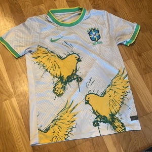 Brasil jersey - Säljer denna brasil jersey eftersom jag inte längre använder, den är i perfekt skick, som ny
