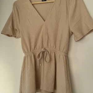 Gina Tricot topp - Gullig topp från Gina Tricot, använt den max två gånger tidigare! 