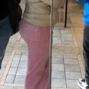 Ett par rosa juicy byxor jag vill sälja dom så fort som möjligt för dom är för små för mig. Dom är lite använda men knappt mycket  - Juicy byxor 