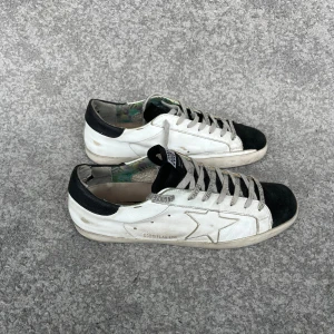 Golden goose  - Säljer dessa Golden goose, storlek 44 men passar även 45, cond svårt o säga då jag inte kan skilja på vad som e design o inte, dustbag ingår
