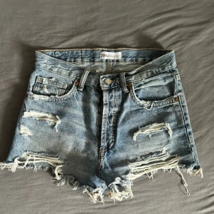 zara jeansshorts  - säljer skit snygga jeansshorts från zara som endast är använda ett fåtal gånger! såå fina men för små för mig. 
