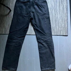 Zara jeans - Storlek 40, passar 30/32 skulle jag säga. Sitter ganska löst. Inte mycket använda. 