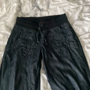 Vintage jeans/kosymbyxor - Mörkgrå lågmidjade jeans med snören 