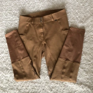 Beige ridbyxor från CRW - Ett par beige ridbyxor från CRW i storlek 40🐴Köpt second hand. Kontakta mig om du är intresserad eller har frågor😁