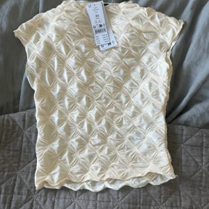 Topp - Oanvänd topp från Gina  Storlek  xs