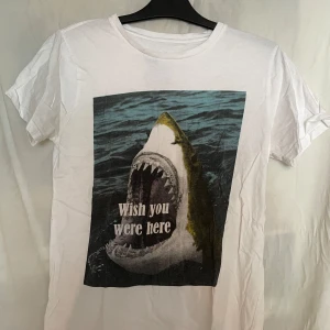 T-shirt med tryck  - Snygg t-shorts med en haj på:) Väl använd men i gott skick. 