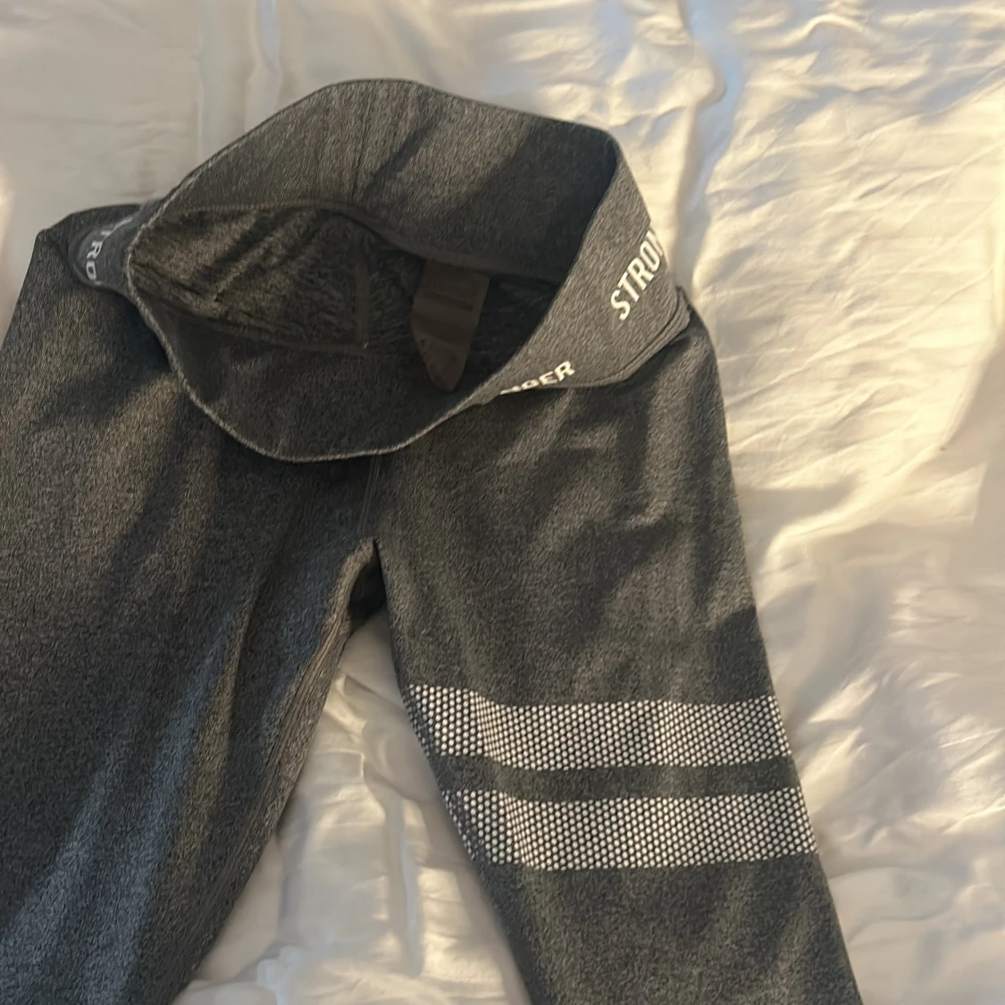 Gråa stronger byxor  - 90