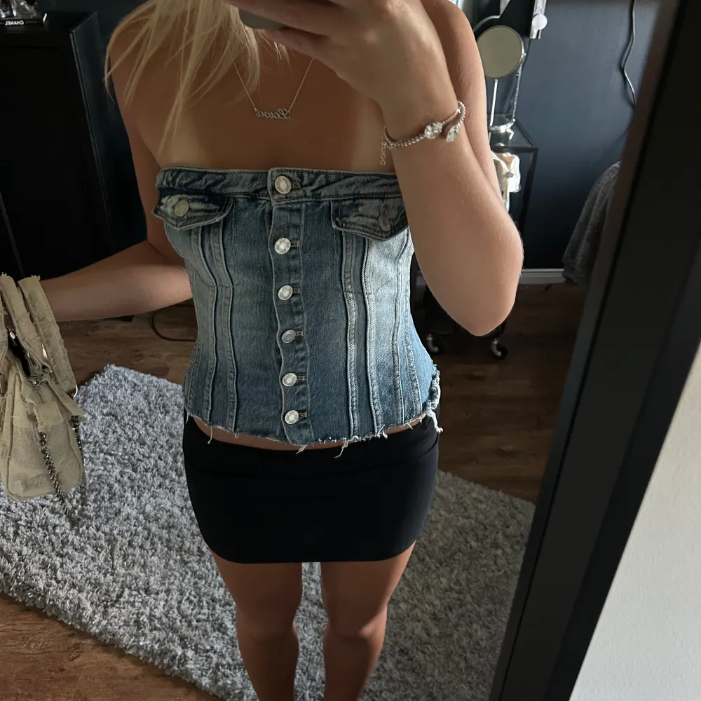 Jättefin jeans topp från zara!🫶🏼. Toppar.