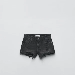Low waist jeans shorts  - Lågmidjade svarta shorts, dem är för stora för mig därför jag säljer dem, aldrig använda därav super bra skick, nypris var på 300 kr 