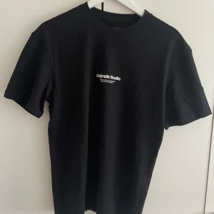 T-shirt - Säljer en helt oanvänd t-shirt! Tagg finns kvar! Hör gärna av dig vid frågor!